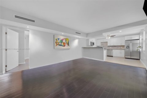 House in North Miami, Florida 3 bedrooms, 103.03 sq.m. № 1889168 - photo 21