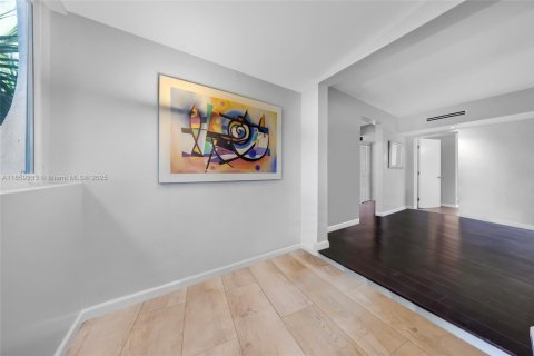 House in North Miami, Florida 3 bedrooms, 103.03 sq.m. № 1889168 - photo 11