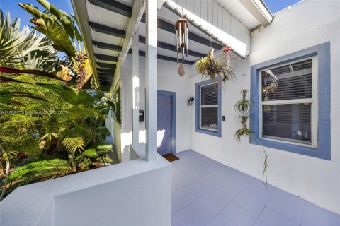 House in North Miami, Florida 3 bedrooms, 103.03 sq.m. № 1889168 - photo 8