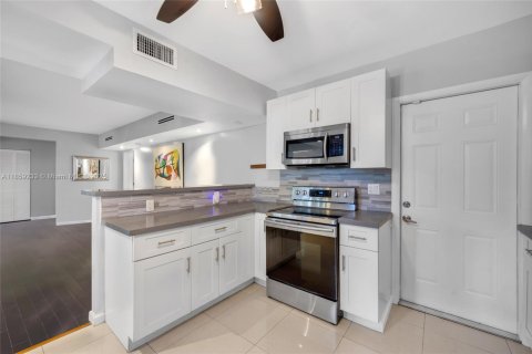 House in North Miami, Florida 3 bedrooms, 103.03 sq.m. № 1889168 - photo 15