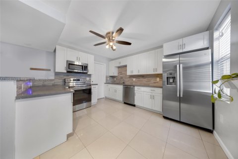 House in North Miami, Florida 3 bedrooms, 103.03 sq.m. № 1889168 - photo 13