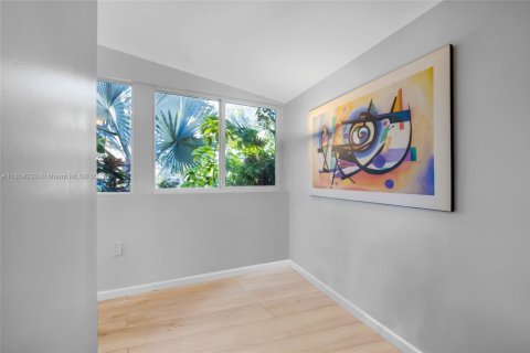 House in North Miami, Florida 3 bedrooms, 103.03 sq.m. № 1889168 - photo 12