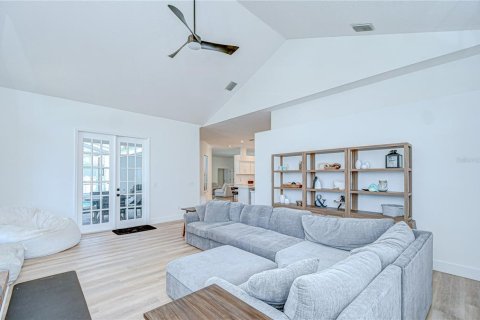 House in Brandon, Florida 4 bedrooms, 277.78 sq.m. № 1826895 - photo 17