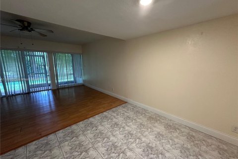 Condominio en venta en Tamarac, Florida, 2 dormitorios, 99.59 m2 № 1825464 - foto 4