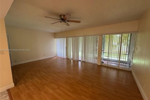 Condominio en venta en Tamarac, Florida, 2 dormitorios, 99.59 m2 № 1825464 - foto 6