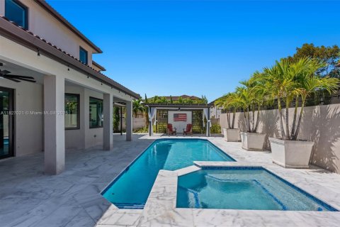 Villa ou maison à vendre à Miami, Floride: 5 chambres, 316.98 m2 № 1797745 - photo 2