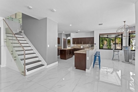 Villa ou maison à vendre à Miami, Floride: 5 chambres, 316.98 m2 № 1797745 - photo 8
