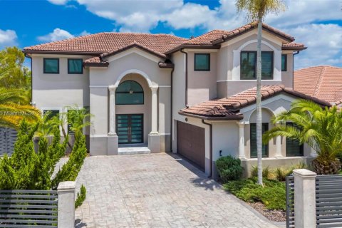 Villa ou maison à vendre à Miami, Floride: 5 chambres, 316.98 m2 № 1797745 - photo 1