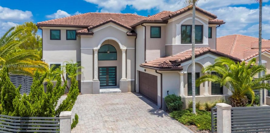 Villa ou maison à Miami, Floride 5 chambres, 316.98 m2 № 1797745