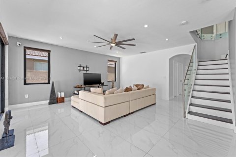 Villa ou maison à vendre à Miami, Floride: 5 chambres, 316.98 m2 № 1797745 - photo 15