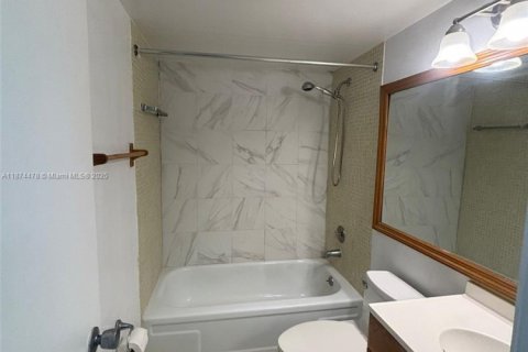 Condo in West Palm Beach, Florida, 1 bedroom  № 1925732 - photo 4