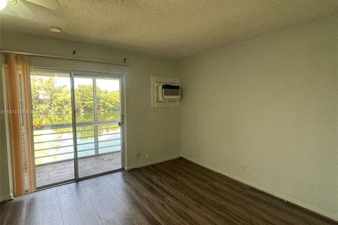 Condo in West Palm Beach, Florida, 1 bedroom  № 1925732 - photo 2