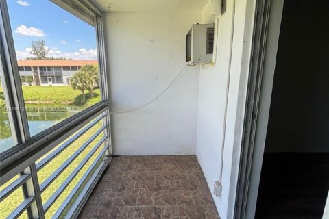 Condo in West Palm Beach, Florida, 1 bedroom  № 1925732 - photo 5