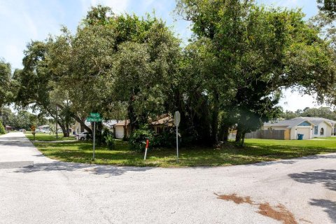 House in Spring Hill, Florida 3 bedrooms, 109.62 sq.m. № 2210158 - photo 12