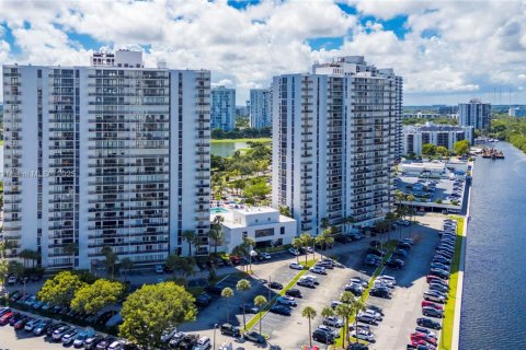 Condominio en alquiler en Aventura, Florida, 2 dormitorios, 99.22 m2 № 1950931 - foto 19