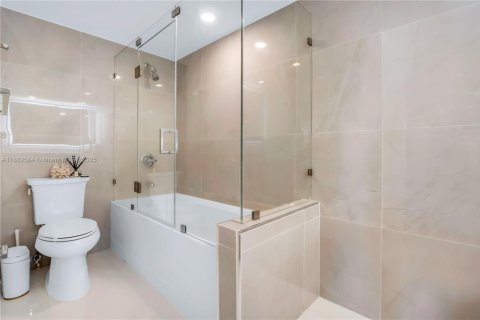 Condominio en alquiler en Aventura, Florida, 2 dormitorios, 99.22 m2 № 1950931 - foto 12