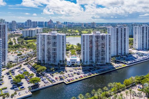 Condominio en alquiler en Aventura, Florida, 2 dormitorios, 99.22 m2 № 1950931 - foto 20