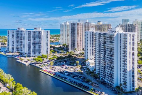 Condominio en alquiler en Aventura, Florida, 2 dormitorios, 99.22 m2 № 1950931 - foto 1