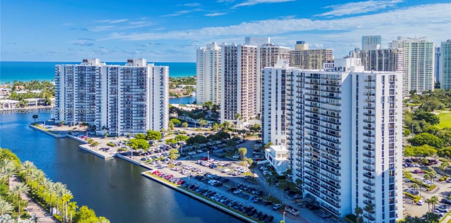 Condominio en Aventura, Florida, 2 dormitorios № 1950931