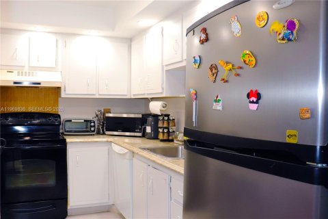 Condo in Pembroke Pines, Florida, 2 bedrooms  № 2030533 - photo 23