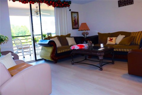 Condo in Pembroke Pines, Florida, 2 bedrooms  № 2030533 - photo 15