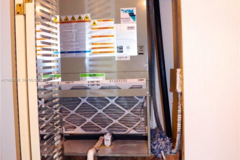 Condo in Pembroke Pines, Florida, 2 bedrooms  № 2030533 - photo 27