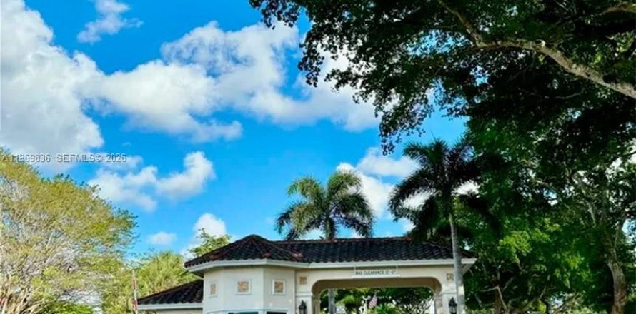 Condo in Pembroke Pines, Florida, 2 bedrooms  № 2030533