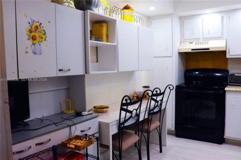Condo in Pembroke Pines, Florida, 2 bedrooms  № 2030533 - photo 24