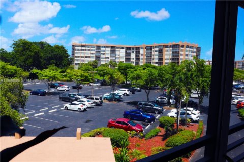 Condo in Pembroke Pines, Florida, 2 bedrooms  № 2030533 - photo 4