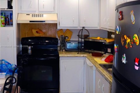 Condo in Pembroke Pines, Florida, 2 bedrooms  № 2030533 - photo 26