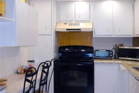 Condo in Pembroke Pines, Florida, 2 bedrooms  № 2030533 - photo 22