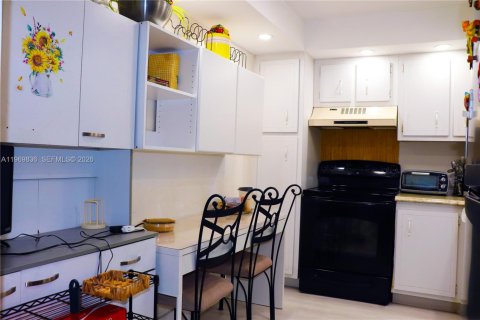 Condo in Pembroke Pines, Florida, 2 bedrooms  № 2030533 - photo 20