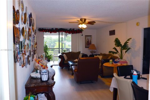 Condo in Pembroke Pines, Florida, 2 bedrooms  № 2030533 - photo 11