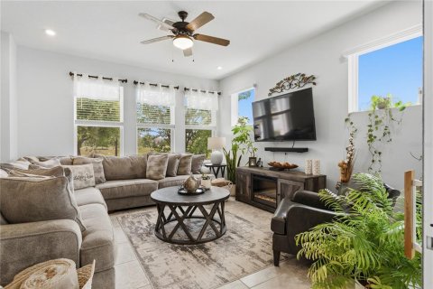 House in Winter Garden, Florida 4 bedrooms, 220.36 sq.m. № 2208821 - photo 12