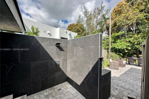 Купить виллу или дом в Уилтон-Мэнорс, Флорида 3 спальни, 123.1м2, № 2053959 - фото 11