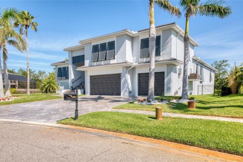 House in Gulfport, Florida 4 bedrooms, 362.6 sq.m. № 1735269 - photo 2