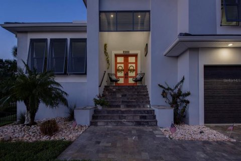 House in Gulfport, Florida 4 bedrooms, 362.6 sq.m. № 1735269 - photo 1