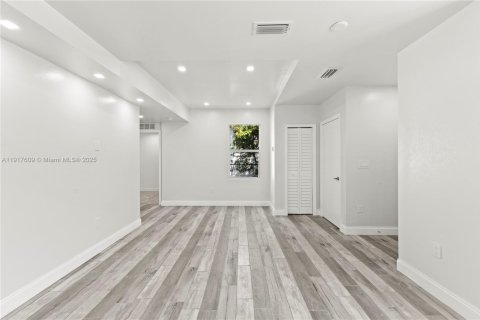 Купить виллу или дом в Майами, Флорида 3 спальни, 92.9м2, № 1972536 - фото 14