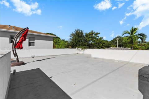 Купить виллу или дом в Майами, Флорида 3 спальни, 92.9м2, № 1972536 - фото 22