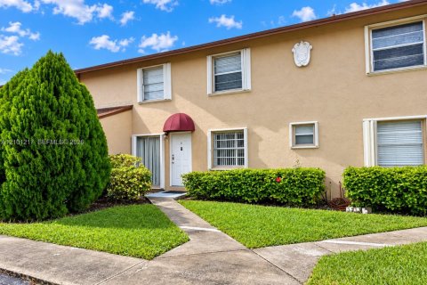 Condo in Miami, Florida, 3 bedrooms  № 2401373