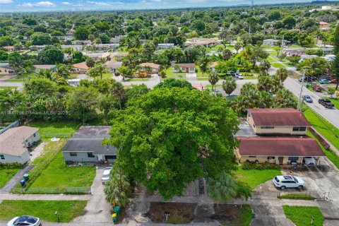 Propiedad comercial en venta en Lauderhill, Florida, 113.9 m2 № 2060159 - foto 22