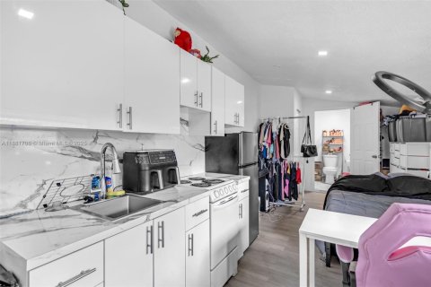 Propiedad comercial en venta en Lauderhill, Florida, 113.9 m2 № 2060159 - foto 11