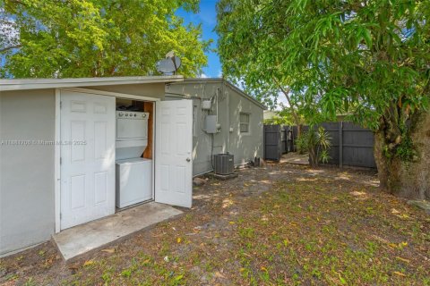 Propiedad comercial en venta en Lauderhill, Florida, 113.9 m2 № 2060159 - foto 20