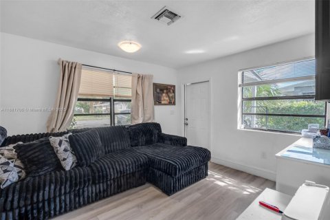 Propiedad comercial en venta en Lauderhill, Florida, 113.9 m2 № 2060159 - foto 5