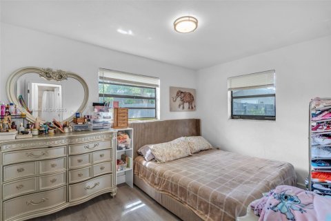 Propiedad comercial en venta en Lauderhill, Florida, 113.9 m2 № 2060159 - foto 7