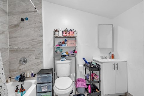 Propiedad comercial en venta en Lauderhill, Florida, 113.9 m2 № 2060159 - foto 13