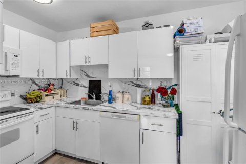 Propiedad comercial en venta en Lauderhill, Florida, 113.9 m2 № 2060159 - foto 6