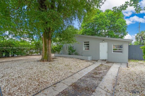 Propiedad comercial en venta en Lauderhill, Florida, 113.9 m2 № 2060159 - foto 3