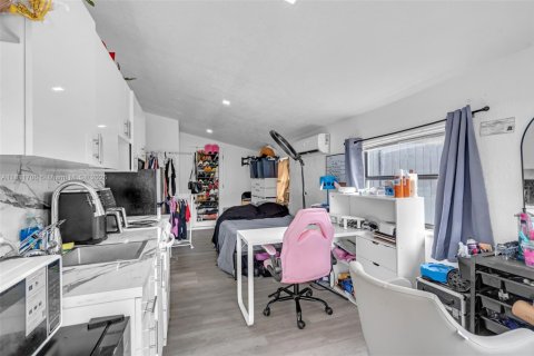 Propiedad comercial en venta en Lauderhill, Florida, 113.9 m2 № 2060159 - foto 10