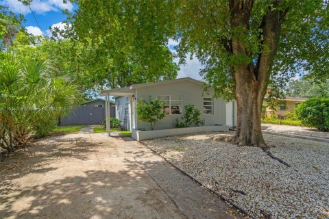 Propiedad comercial en venta en Lauderhill, Florida, 113.9 m2 № 2060159 - foto 2